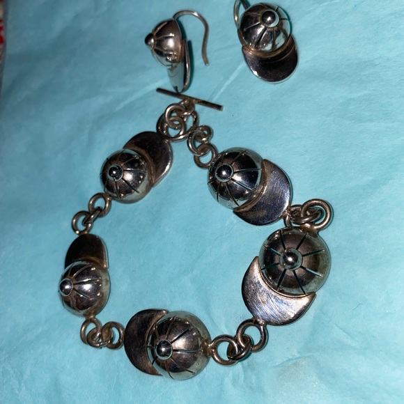 Baseball hat bracelet and earrings - Picture 2 of 3